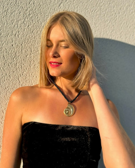 Collier shell