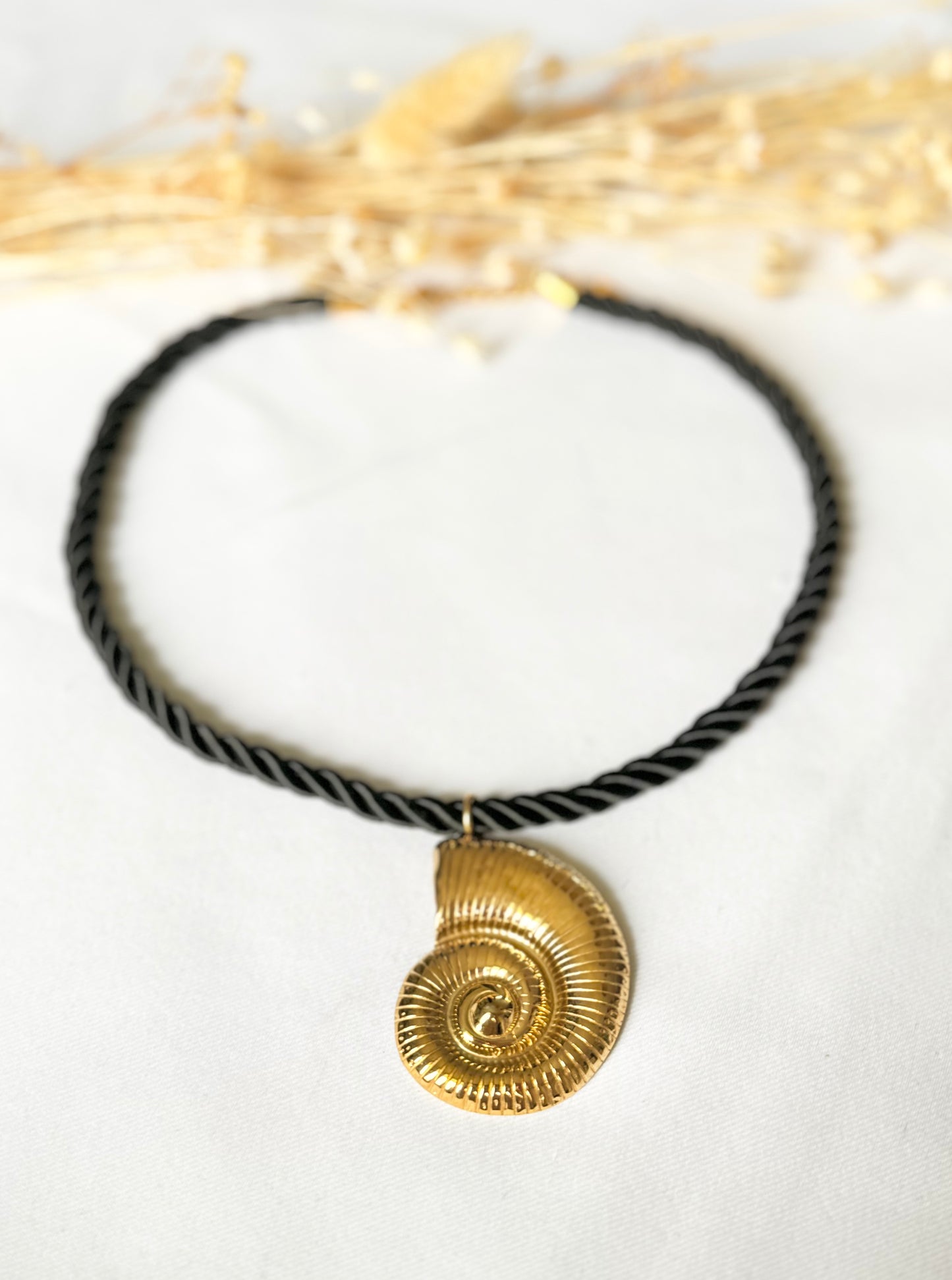Collier shell